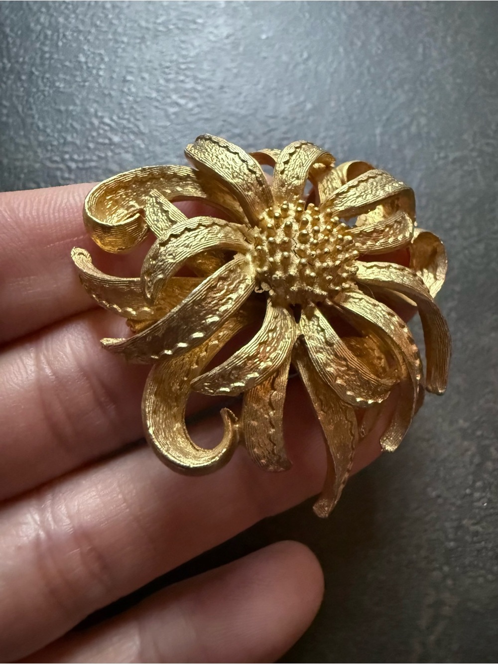 Antique Textured Gold Sunflower Brooch - Picture 4 of 6